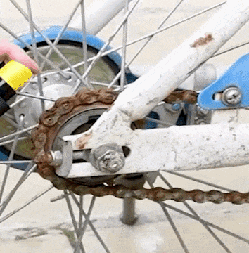 Applying lubricant to a bicycle chain